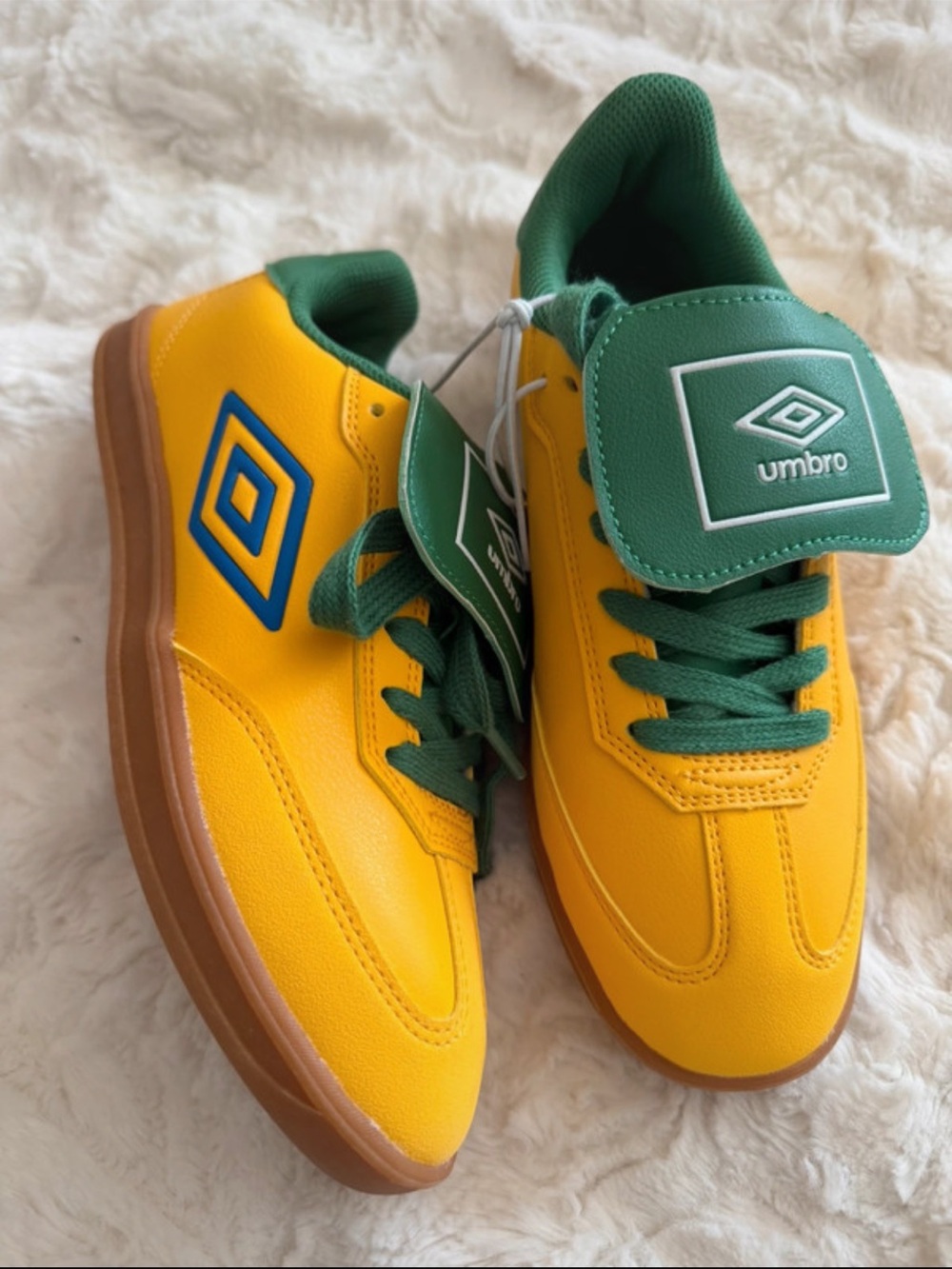 New unworn!
Umbro Men's Yellow and Green Low-Top Leather Sneakers Size 5 Junior